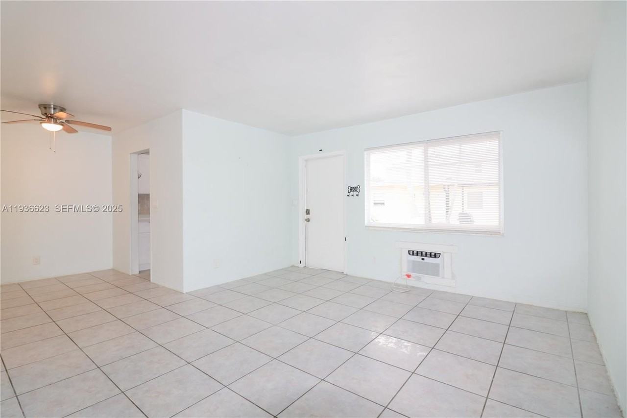 712 Ne 8th St #102 - Photo 3 of 17