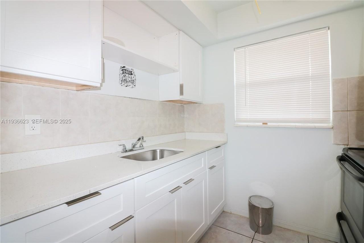 712 Ne 8th St #102 - Photo 5 of 17