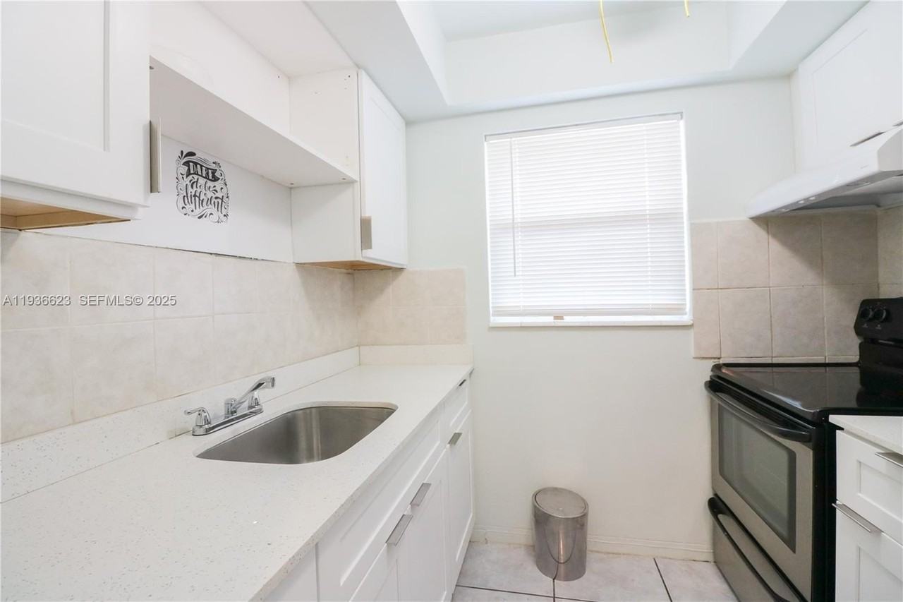 712 Ne 8th St #102 - Photo 6 of 17