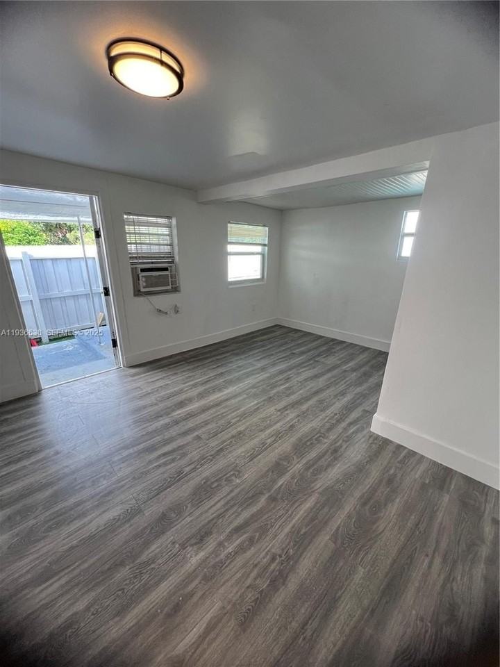 1999 Nw 2nd St #2 - Photo 5 of 24