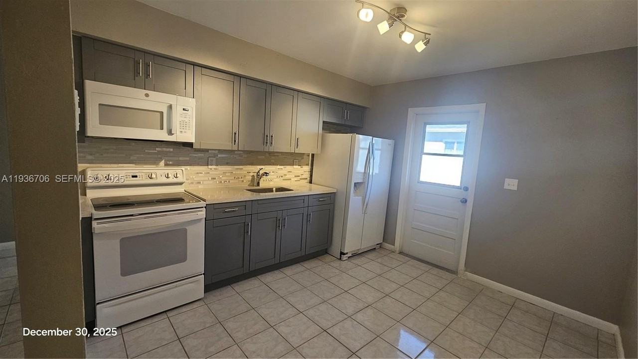 5030 Sw 26th Ave #1 - Photo 6 of 13