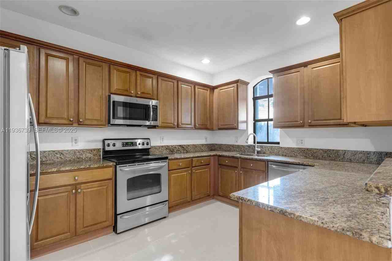 10318 Nw 30th Ter - Photo 5 of 41