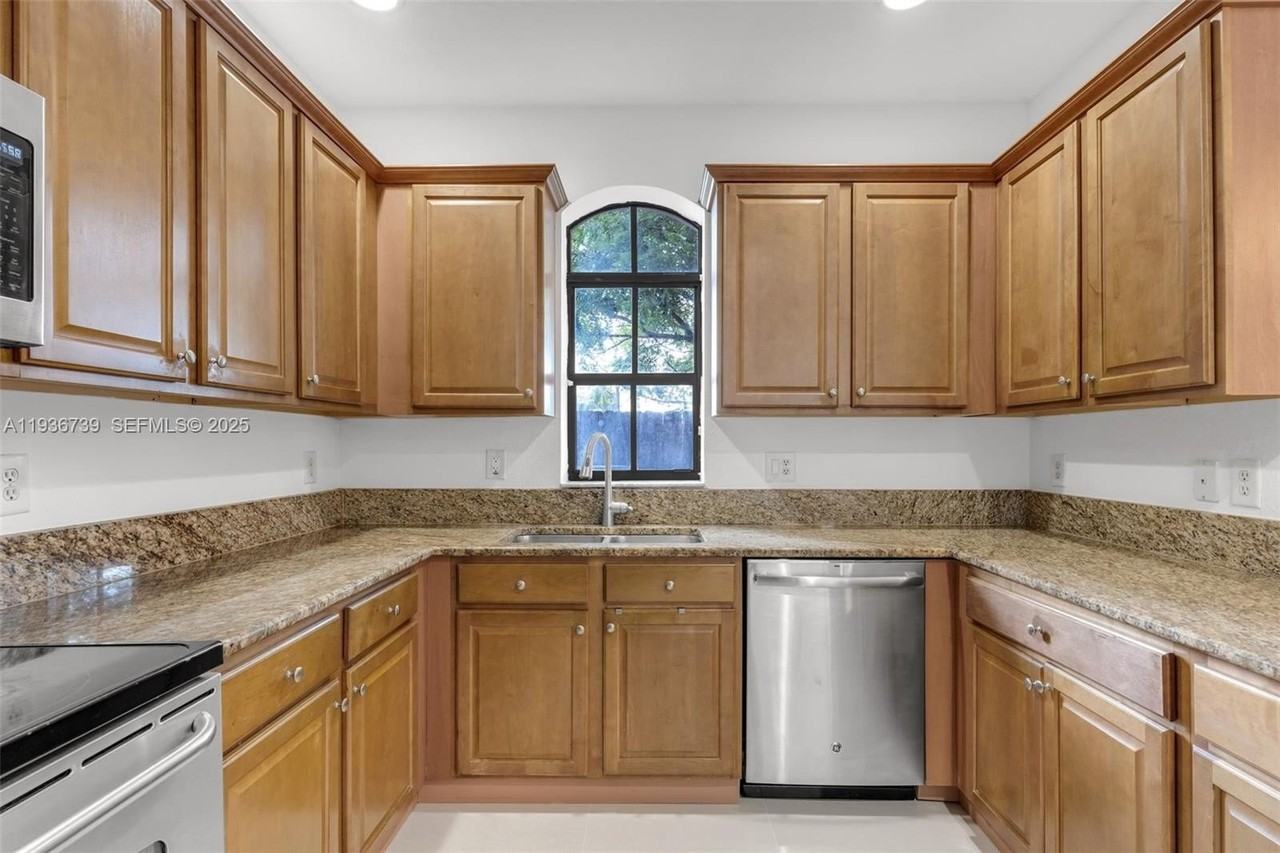 10318 Nw 30th Ter - Photo 6 of 41