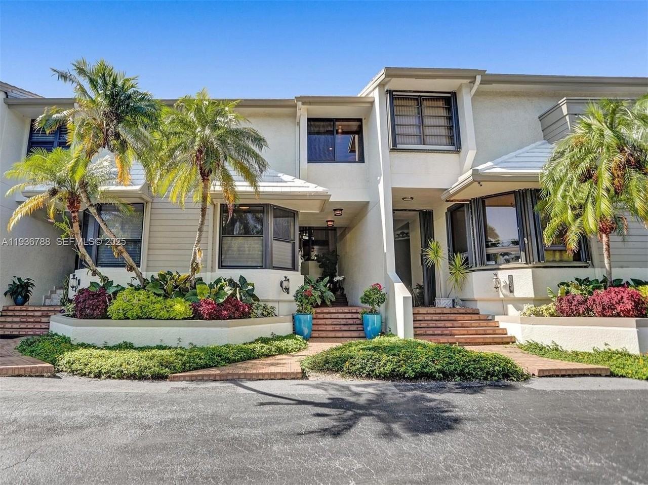 2676 Ne 135th St - Photo 4 of 36