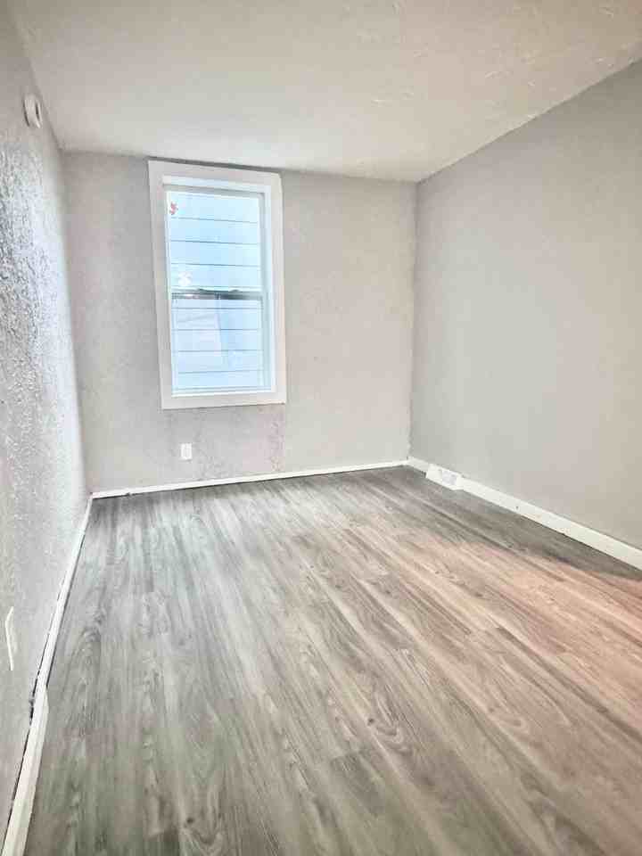 114 Huetter Ave - Photo 2 of 14
