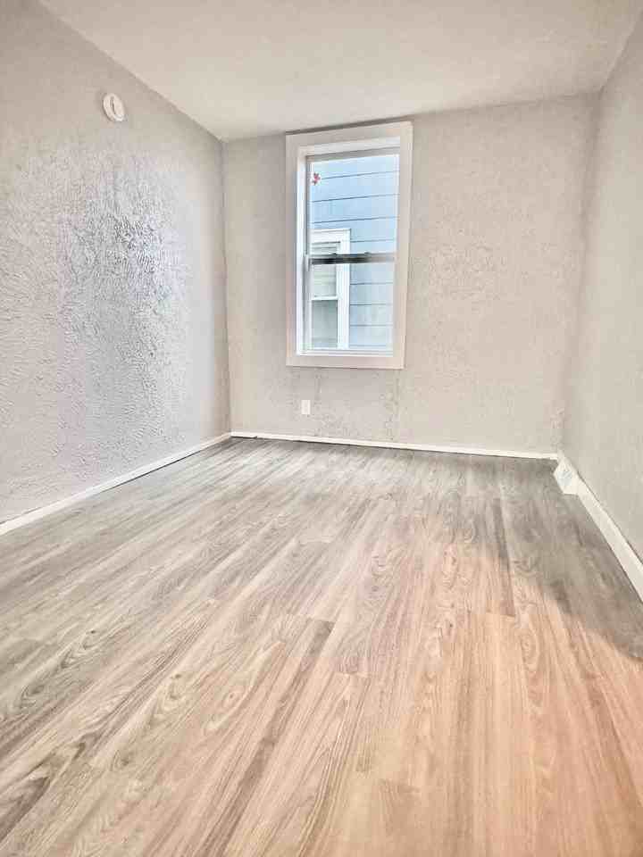 114 Huetter Ave - Photo 3 of 14