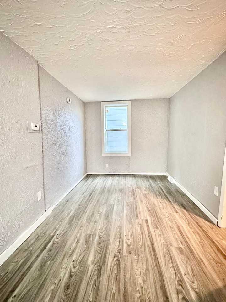 114 Huetter Ave - Photo 4 of 14