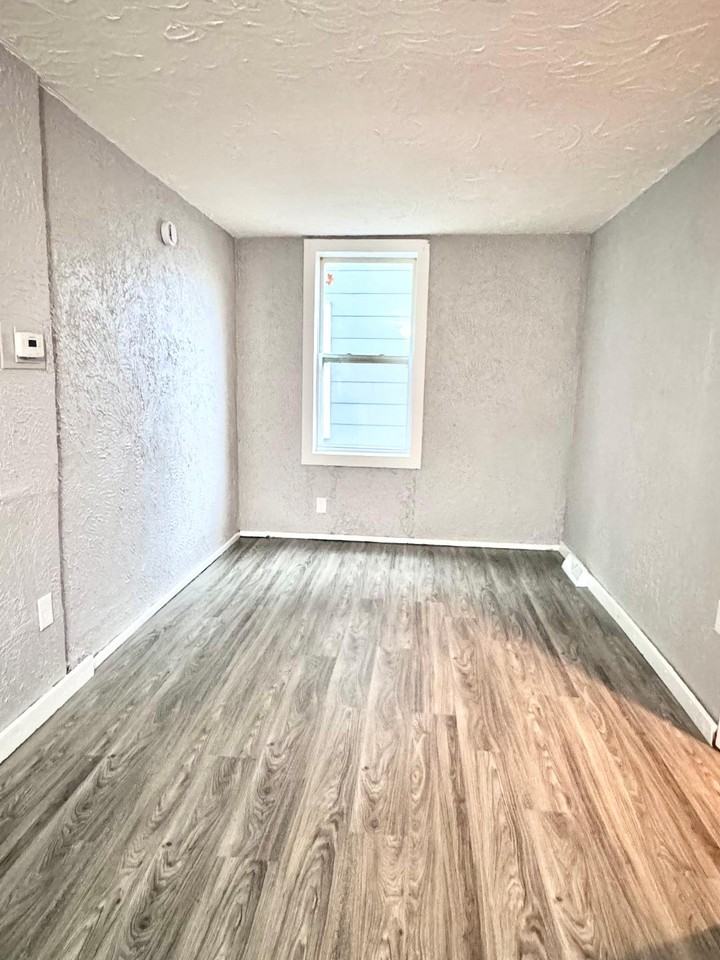 114 Huetter Ave - Photo 5 of 14