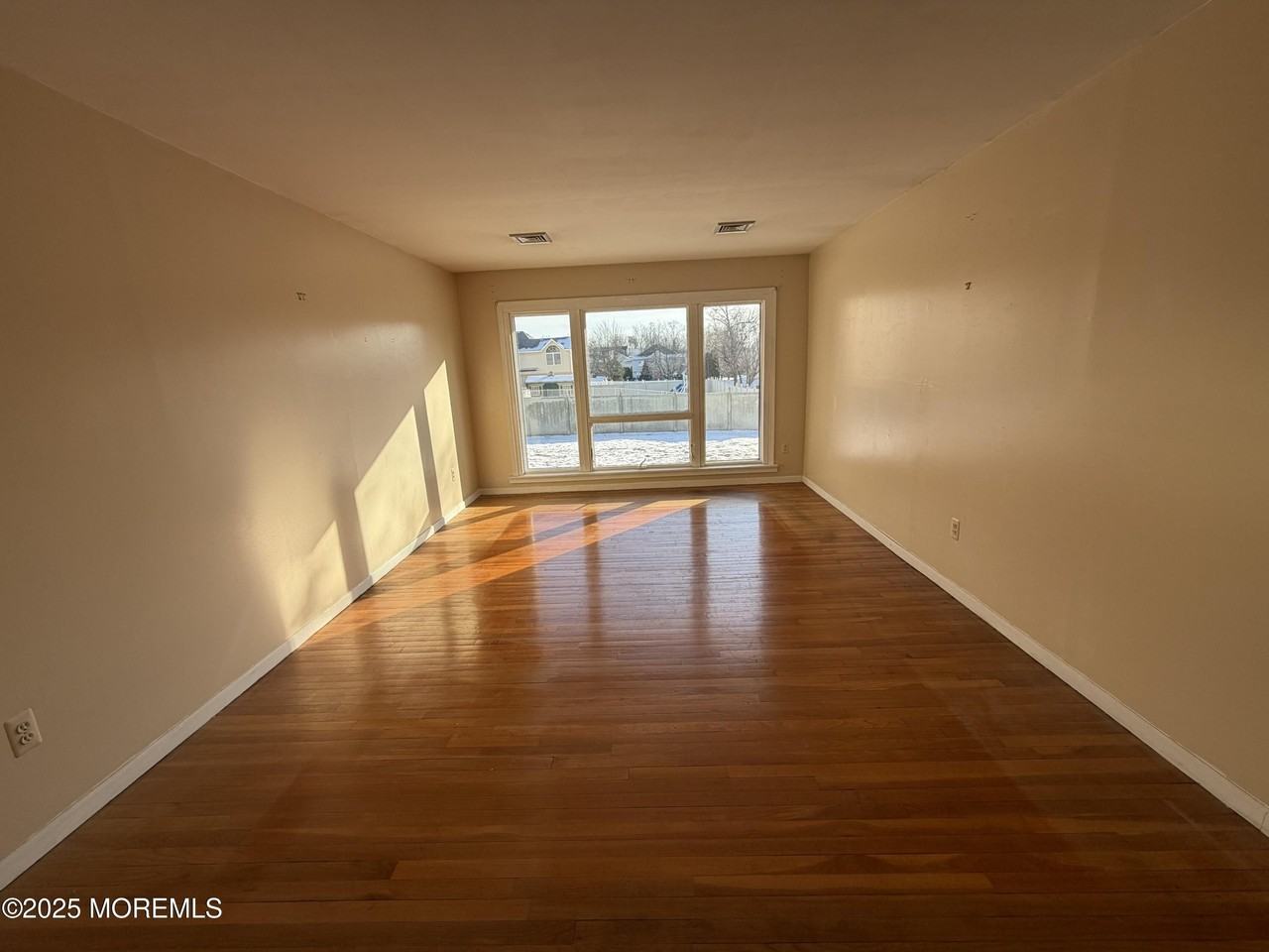 550 Wall St - Photo 4 of 17