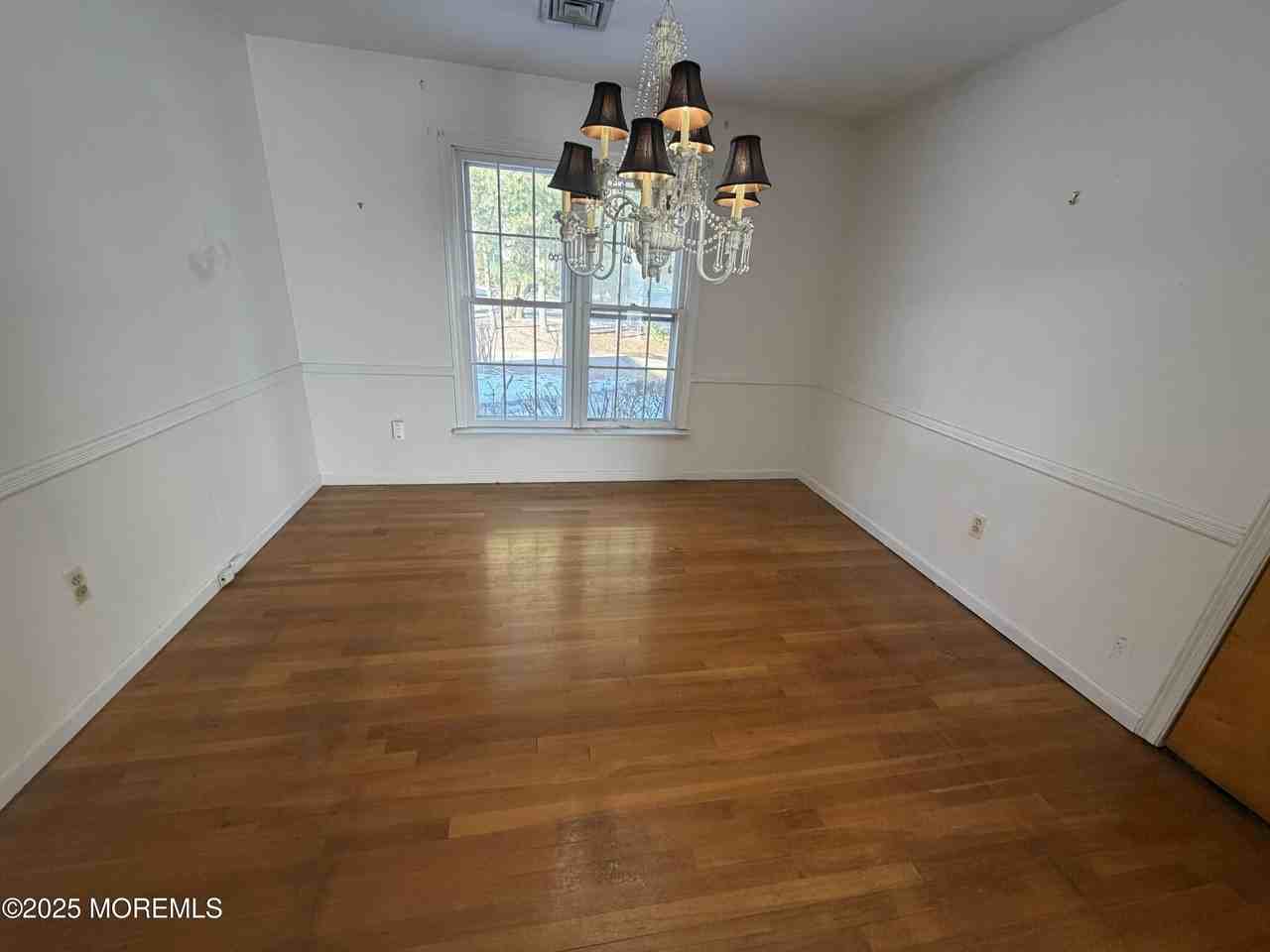 550 Wall St - Photo 5 of 17