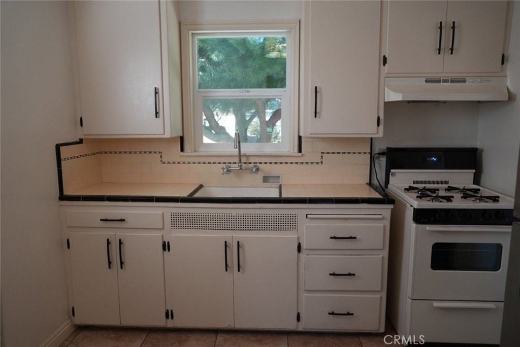 2641 N White Ave - Photo 3 of 13