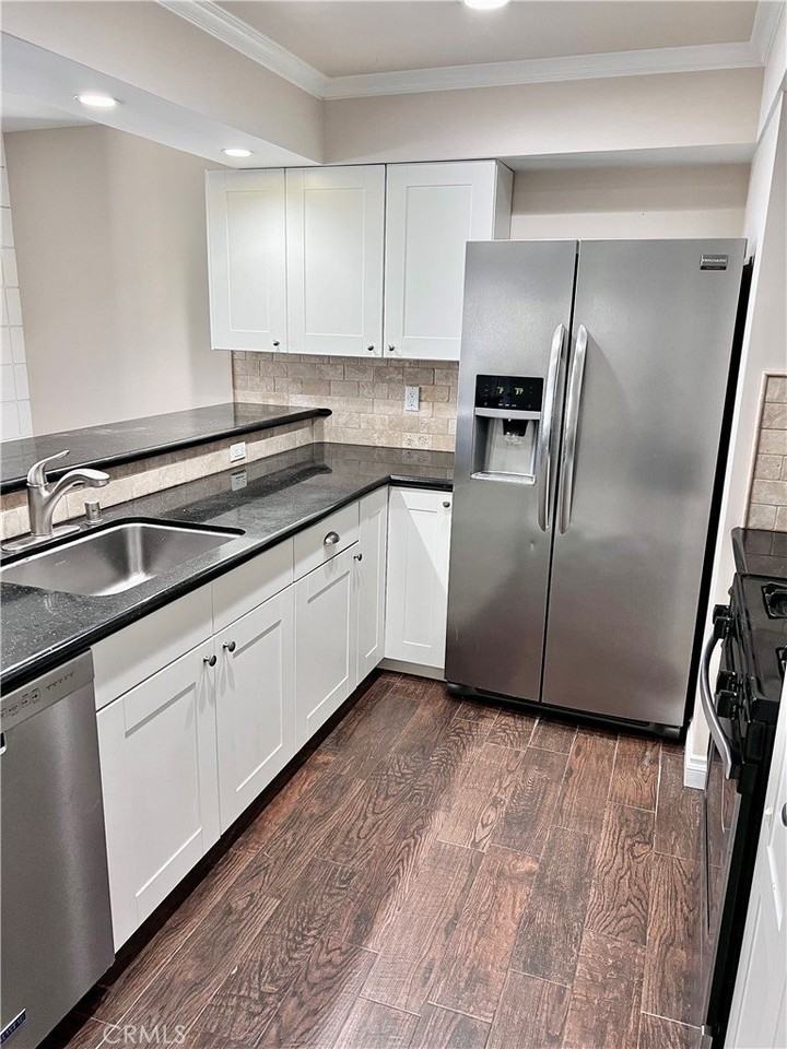 207 Ruby Ave - Photo 4 of 17