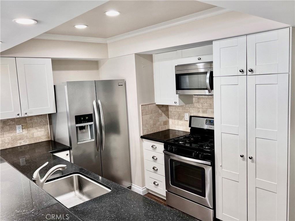 207 Ruby Ave - Photo 7 of 17