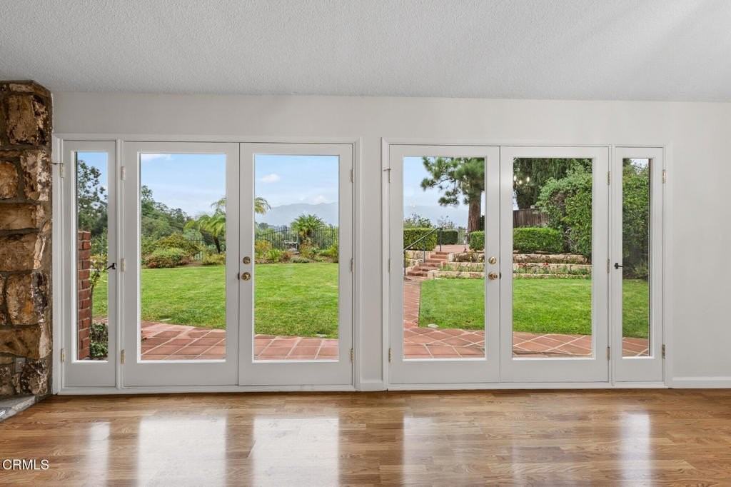 1370 Cresthaven Dr - Photo 3 of 45