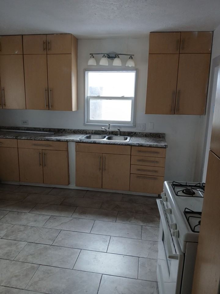 626 15th St #1 - Photo 7 of 10