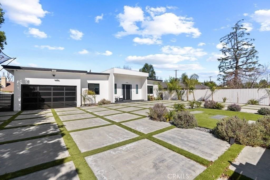 23143 Leonora Dr - Photo 4 of 50