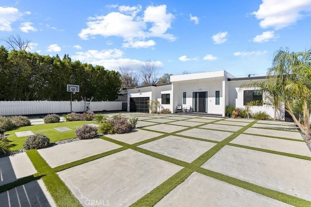 23143 Leonora Dr - Photo 5 of 50