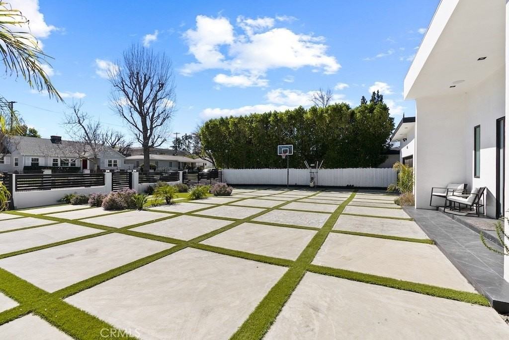 23143 Leonora Dr - Photo 6 of 50