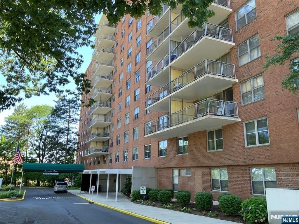 301 Beech St Apt 1h - Photo 2 of 16