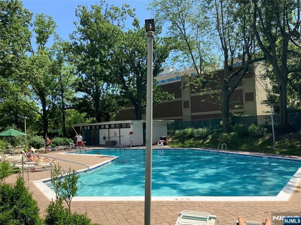 301 Beech St Apt 1h - Photo 5 of 16