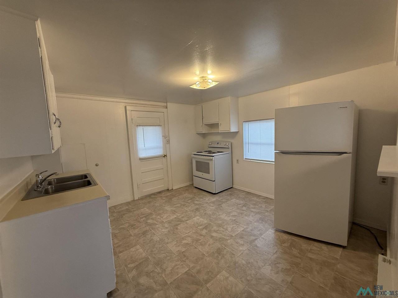 207 W Chisum Ave - Photo 7 of 11