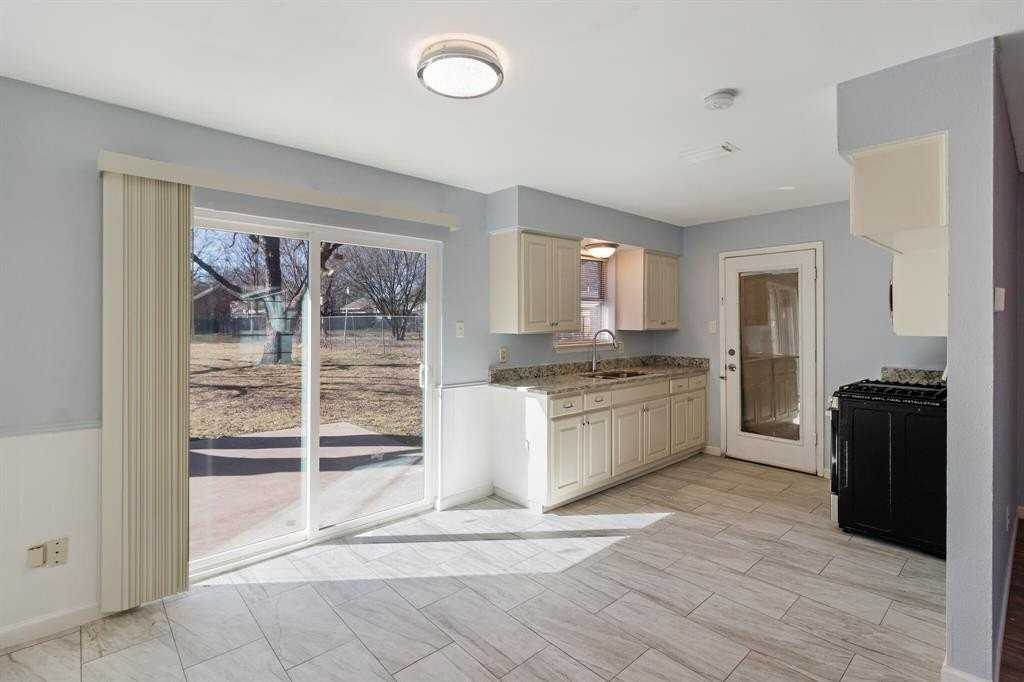 2221 Se 14th St - Photo 2 of 11