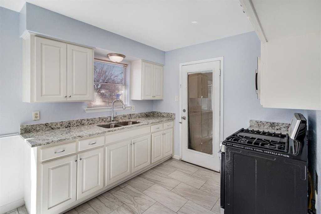 2221 Se 14th St - Photo 4 of 11