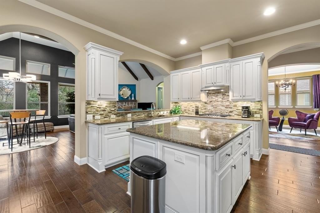 4711 Taylor Ln - Photo 2 of 31