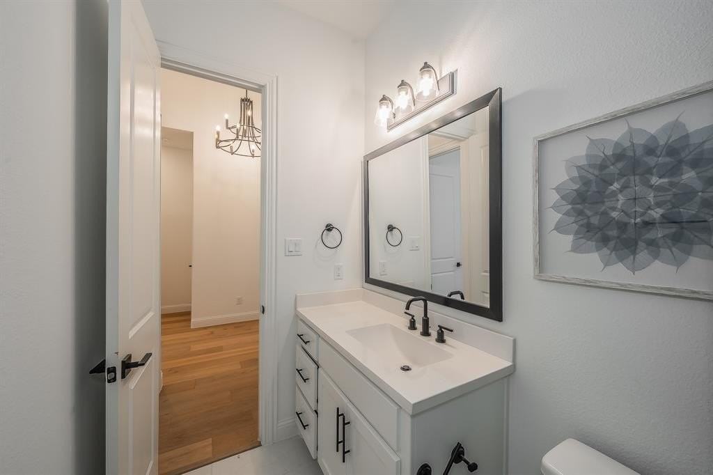 2105 Tremont Dr - Photo 5 of 40