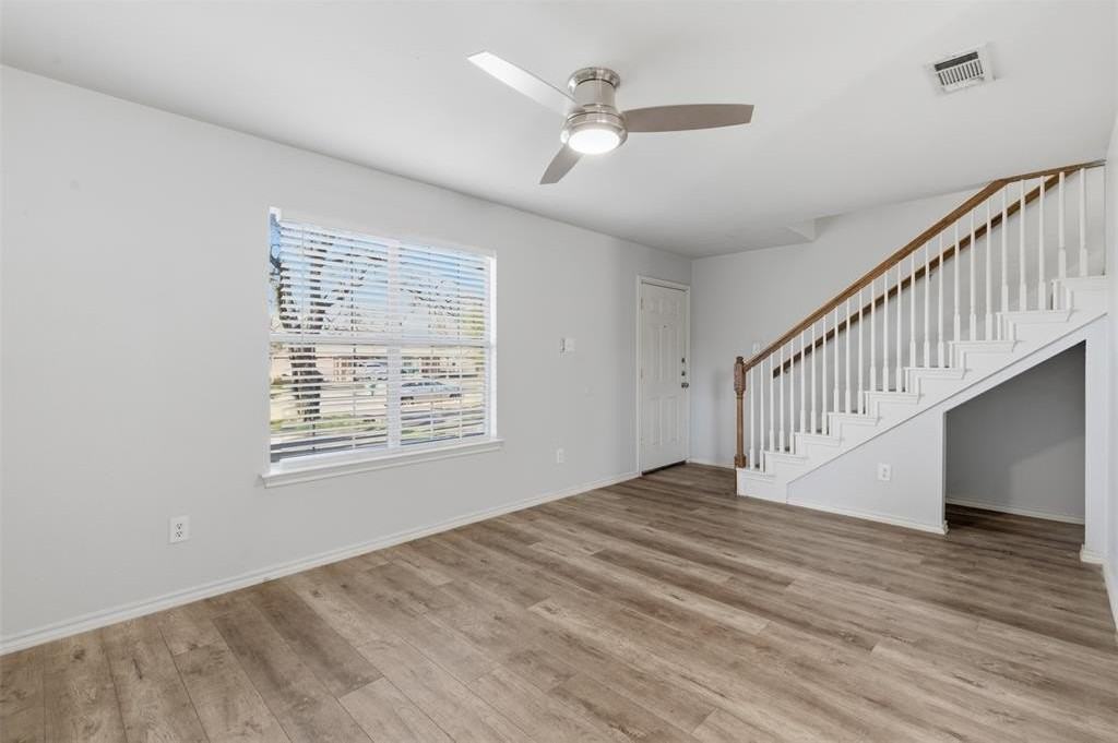 917 N Brents Ave - Photo 2 of 26