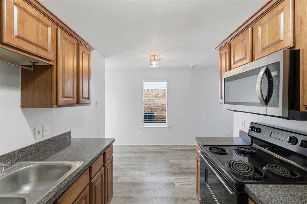 917 N Brents Ave - Photo 6 of 26