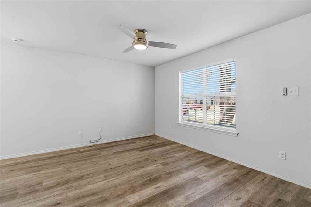 917 N Brents Ave - Photo 7 of 26