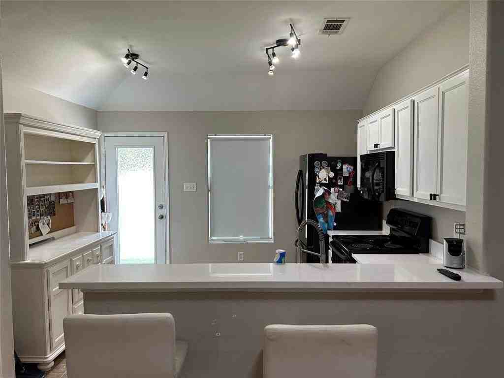 1949 Sampsell Dr - Photo 4 of 15