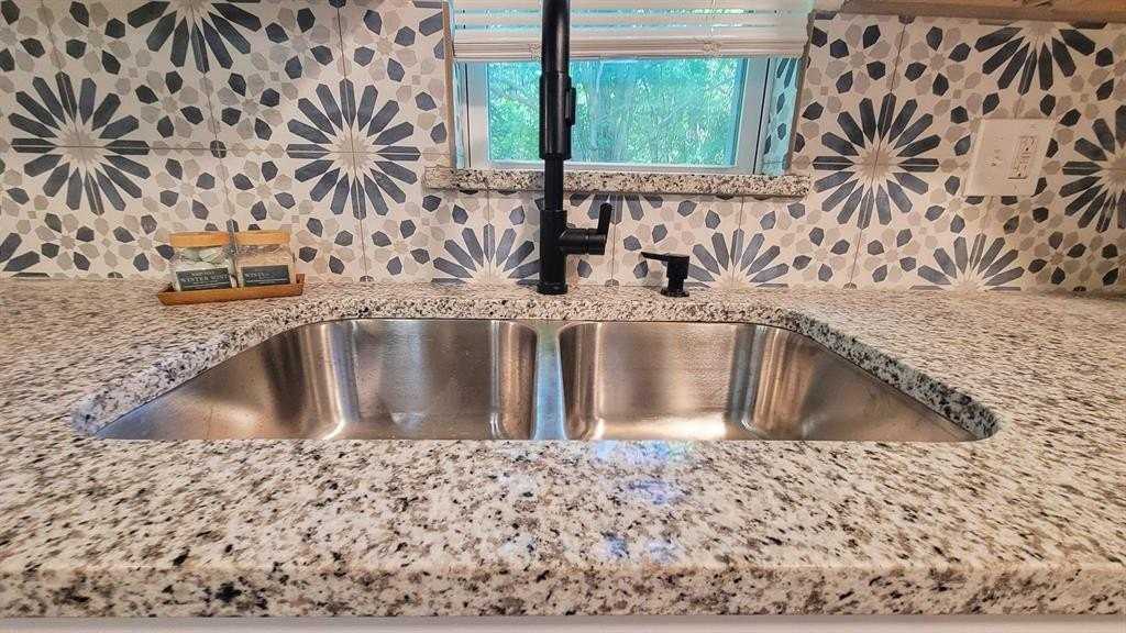 1970 W Sherman St - Photo 4 of 12