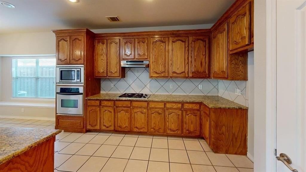 13646 Valencia Dr - Photo 6 of 30