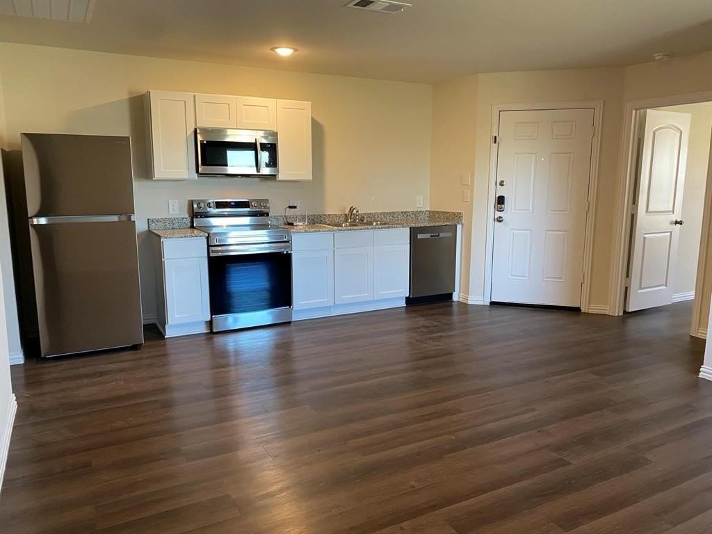 2203 Henry St #B - Photo 2 of 15