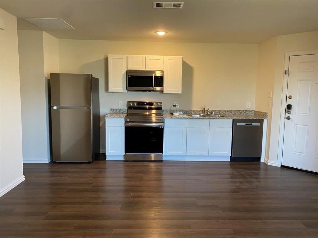 2203 Henry St #B - Photo 4 of 15