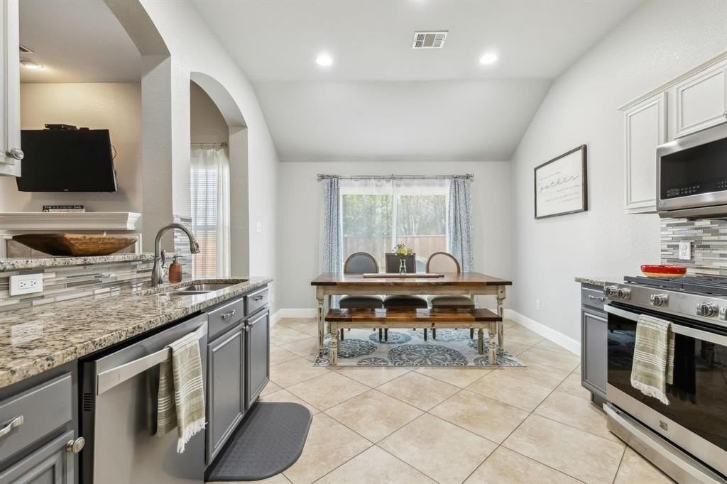 9208 Norfolk Ln - Photo 6 of 21