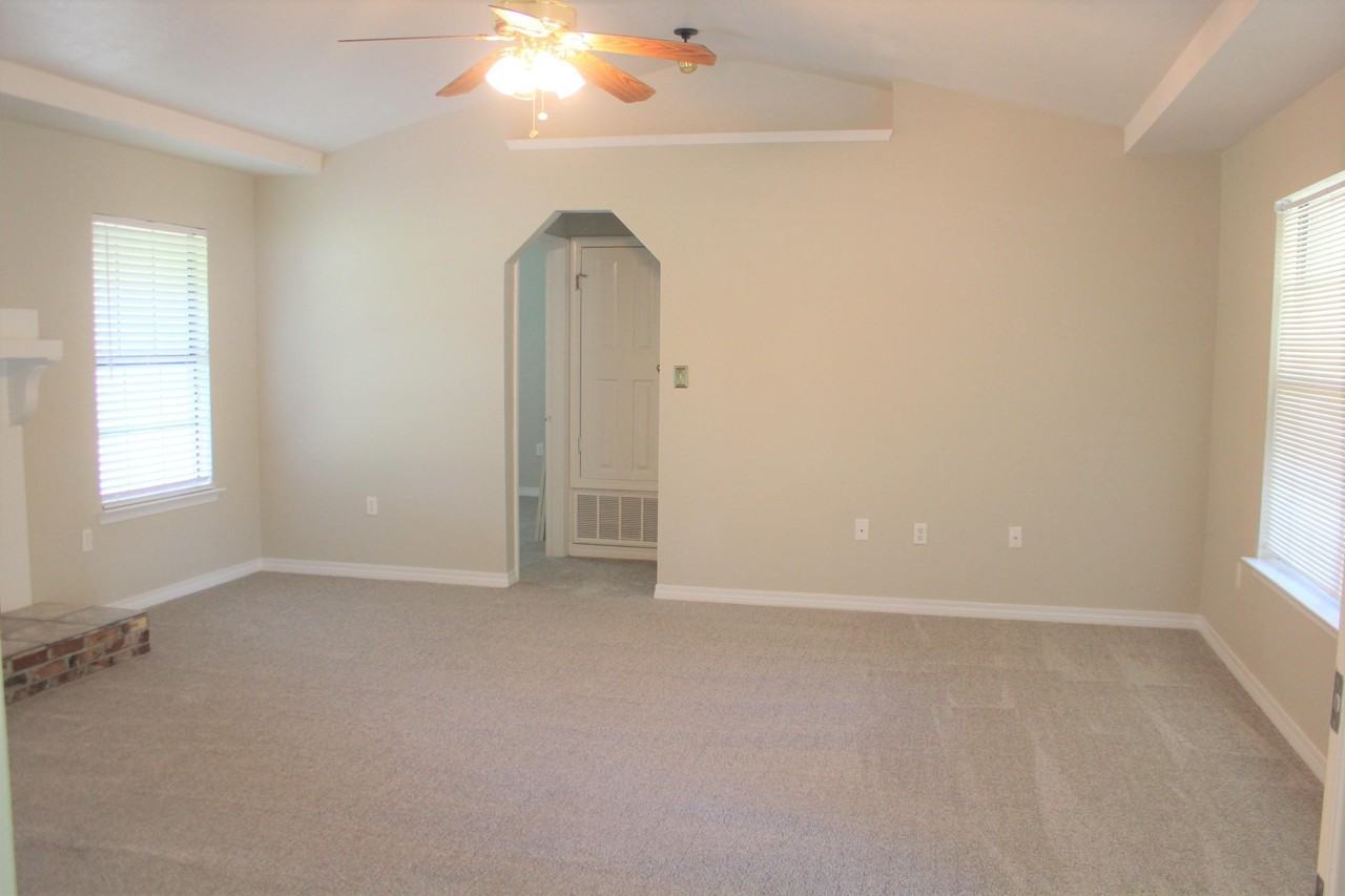 2038 Vizcaya Dr - Photo 2 of 15