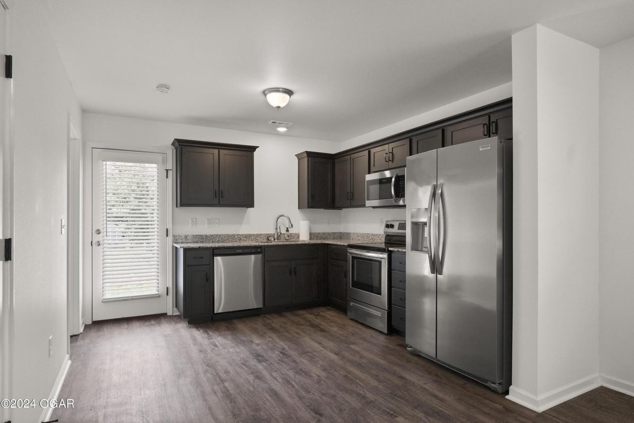 506 S Elm St - Photo 4 of 13