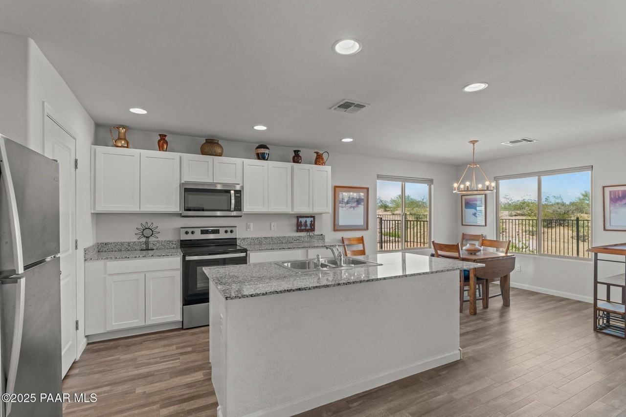 18 W Monte Cristo Dr - Photo 2 of 11