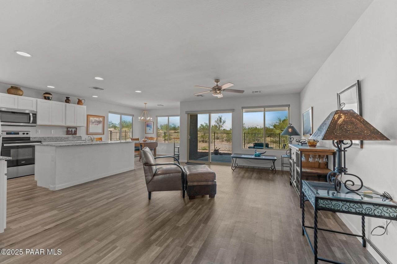 18 W Monte Cristo Dr - Photo 3 of 11