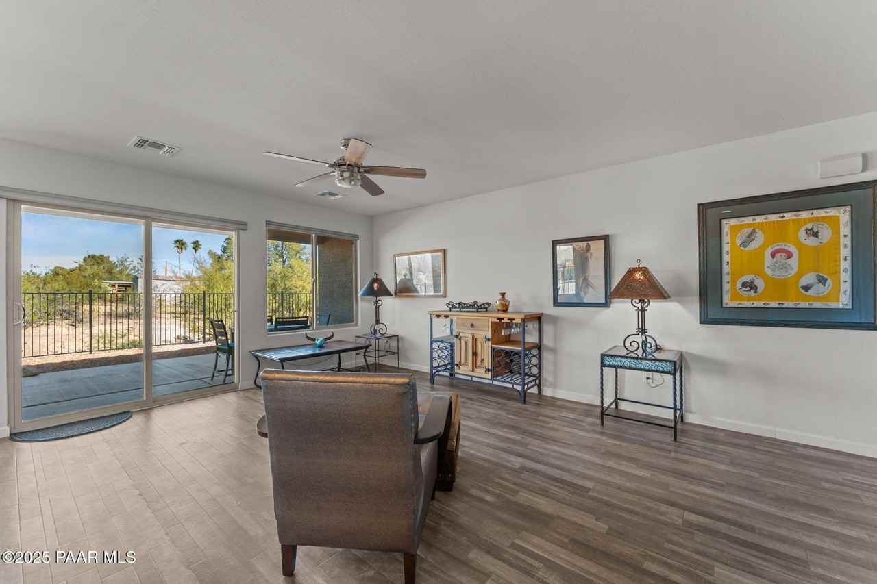 18 W Monte Cristo Dr - Photo 4 of 11