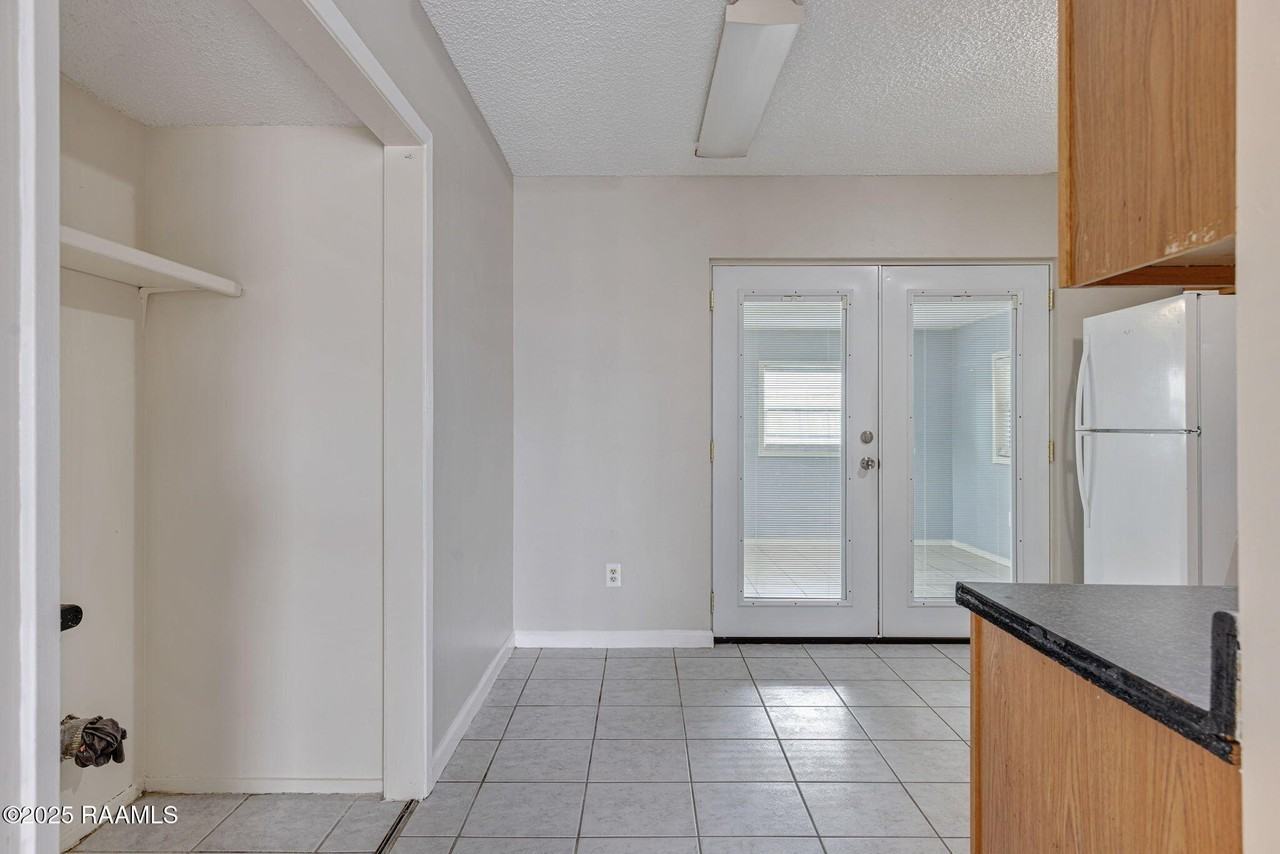 201 Calypso Ln - Photo 4 of 12