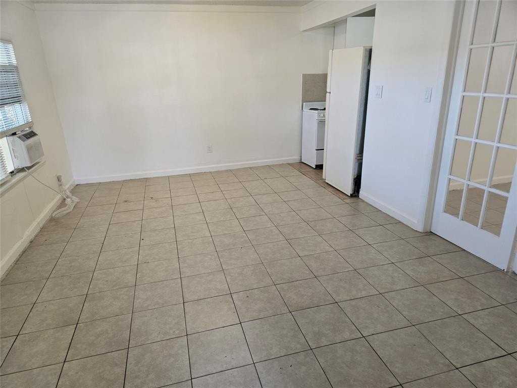 3902 Sw 12th Pl #1-2 - Photo 3 of 7