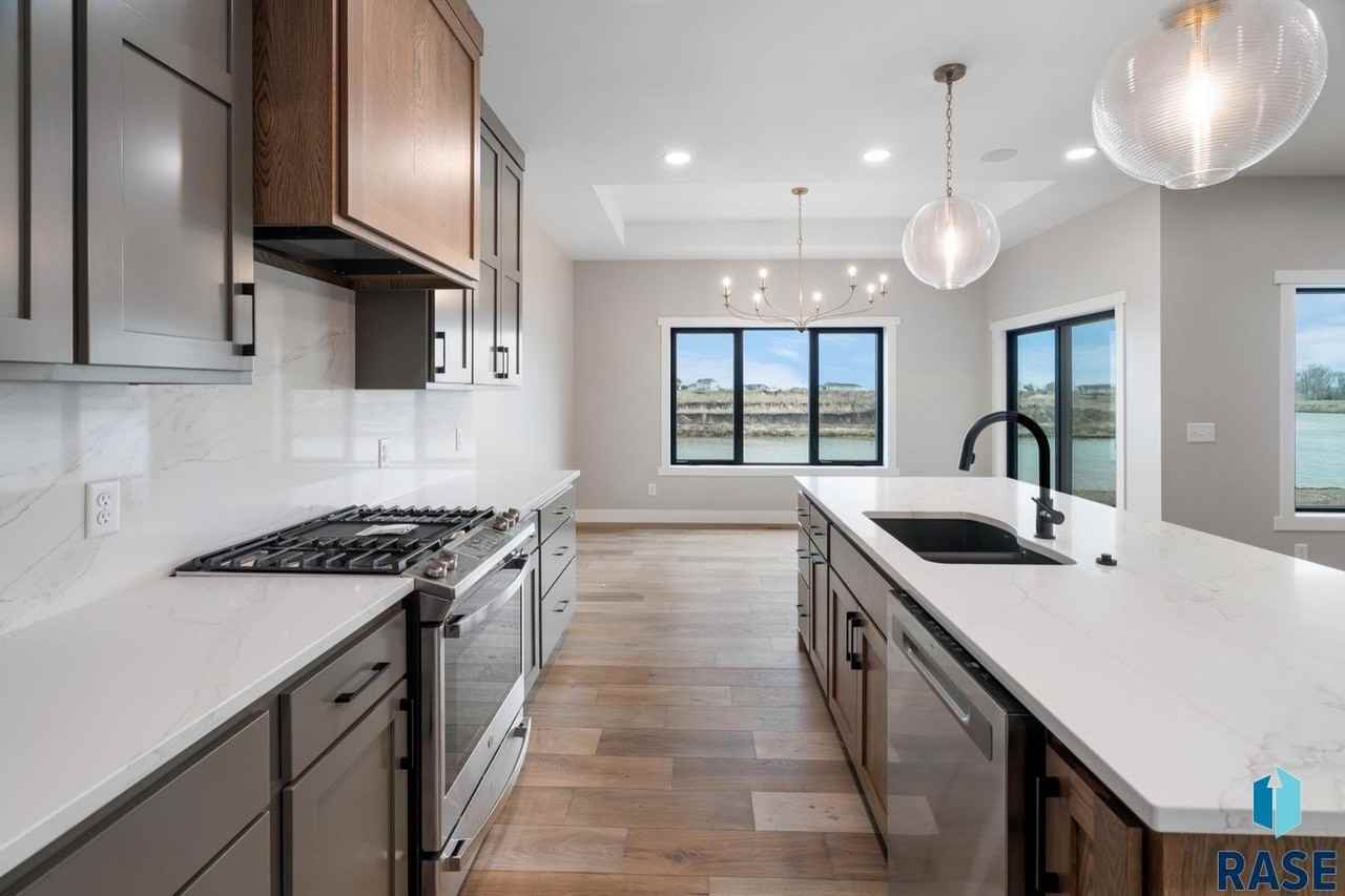 1137 E Thompson Pl - Photo 2 of 33