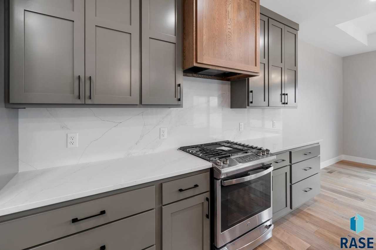 1137 E Thompson Pl - Photo 3 of 33