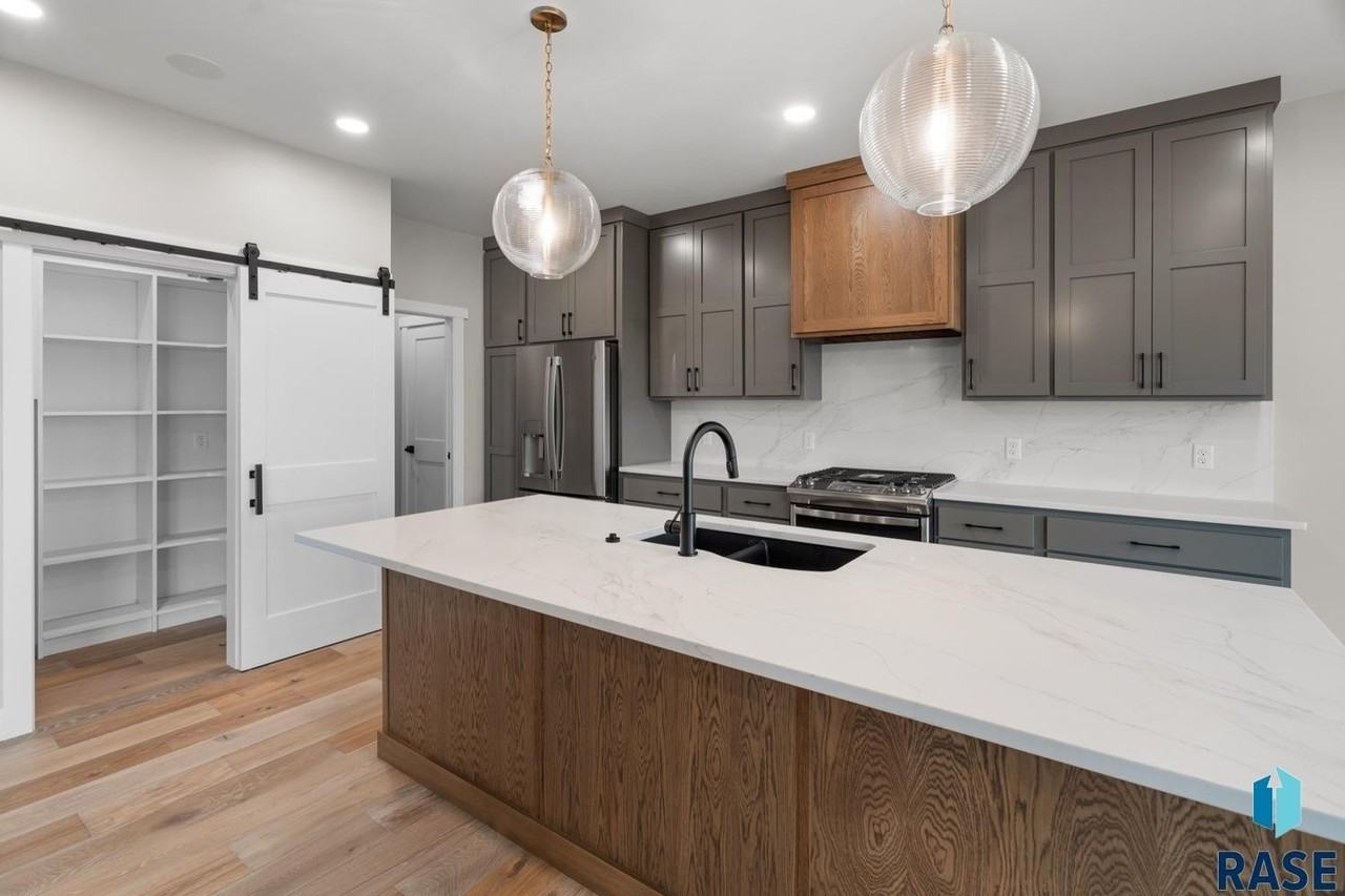 1137 E Thompson Pl - Photo 4 of 33