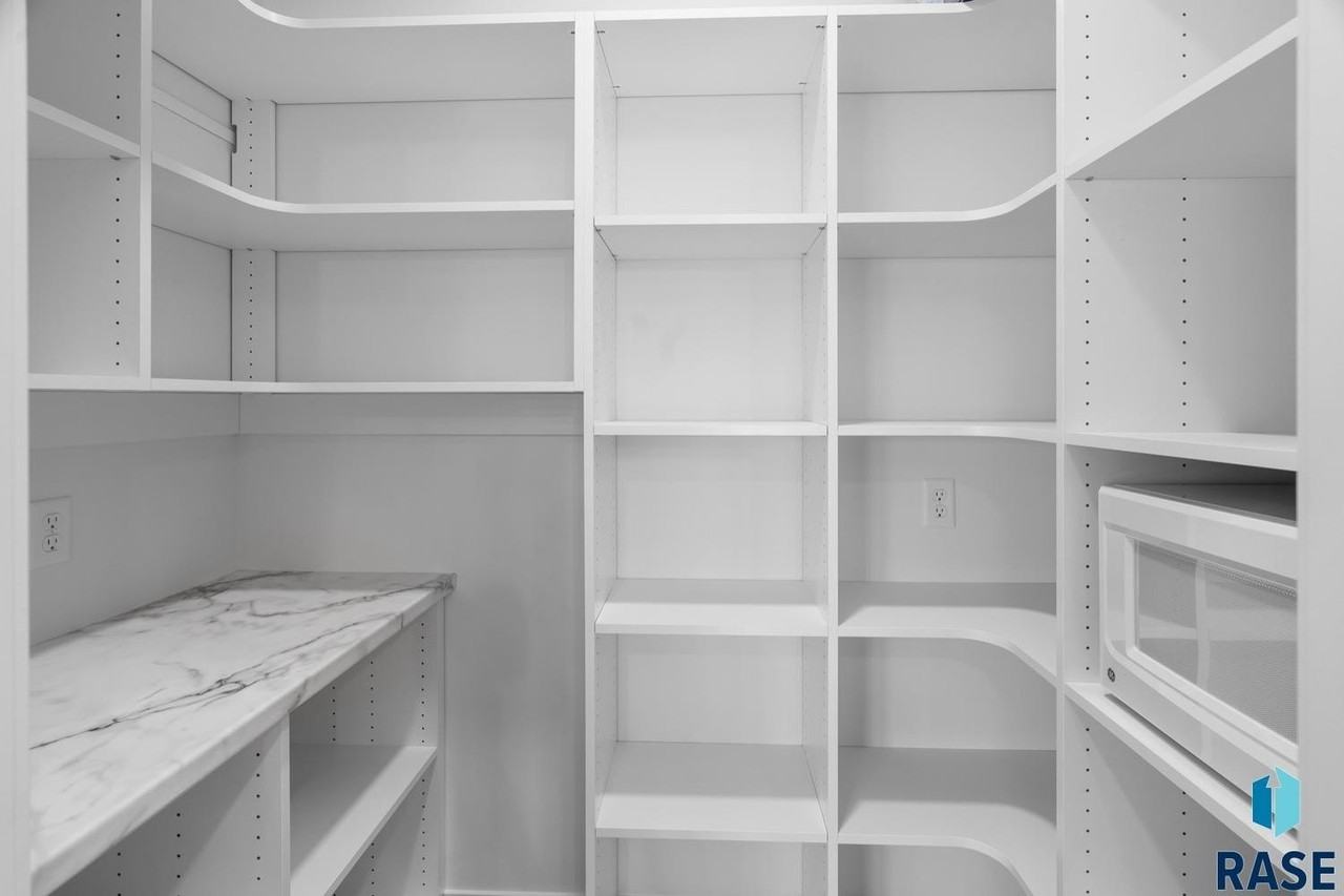 1137 E Thompson Pl - Photo 5 of 33