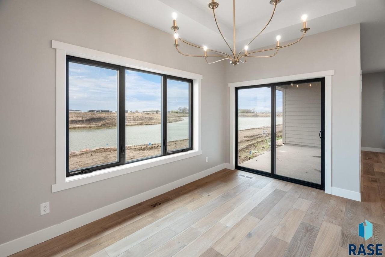 1137 E Thompson Pl - Photo 7 of 33